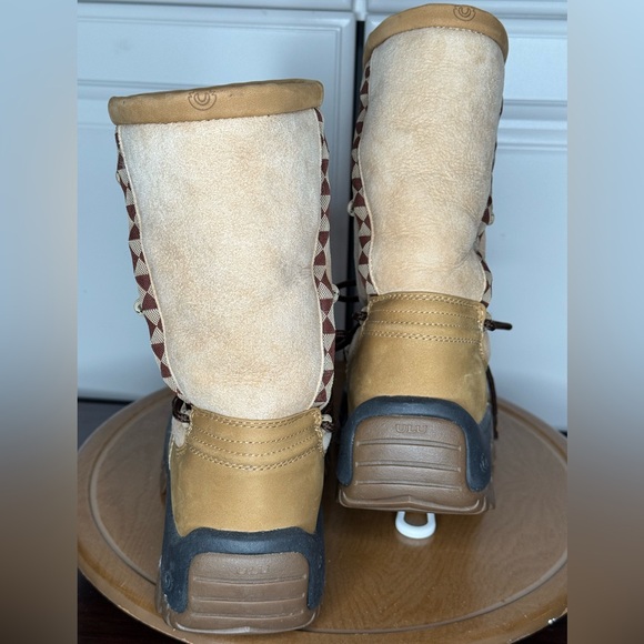 Women's Ulu Crow Shearling Boots - Picture 4 of 12